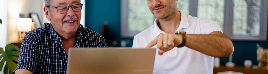 Aide d'un retraité avec ses démarches en ligne sur ordinateur