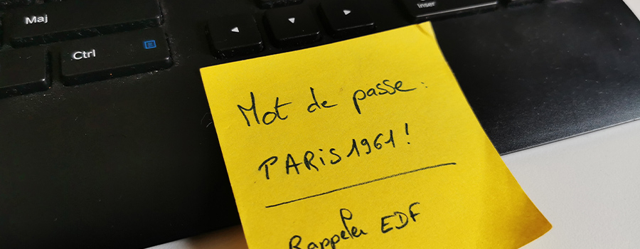 Mot de passe site internet écrit sur un post-it près de l'ordinateur