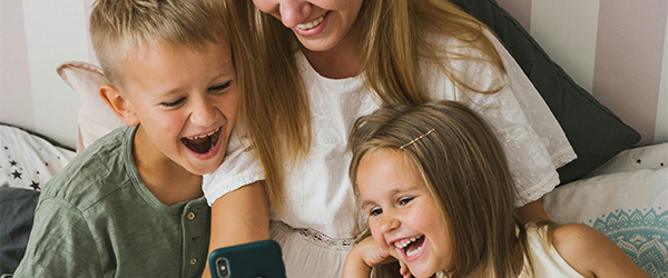 Appel vidéo WhatsApp avec ses enfants ou petits-enfants