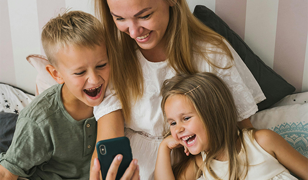 Appel vidéo WhatsApp avec ses enfants ou petits-enfants