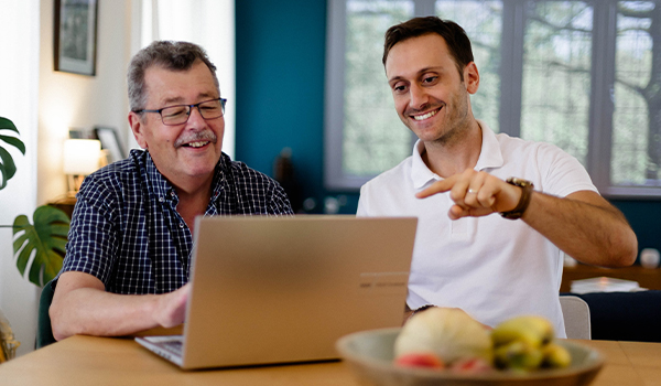 Aide informatique à domicile conseil et formation sur ordinateur par Thibaut